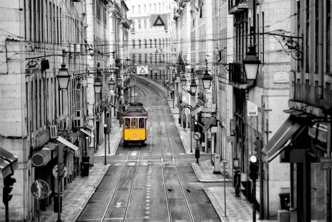 Fototapeta żółty tramwaj w mieście