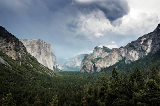 Fototapeta Mglisty kraj górski natura 3d